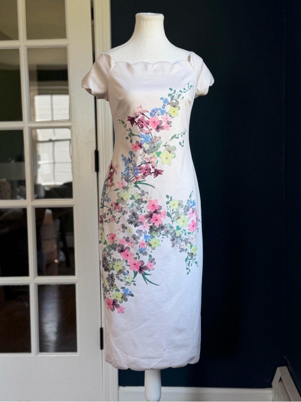 Ted Baker London Ivory Trixiiy Pergola Scallop Dress | Ted Size 2 (US 6) - Picture 4 of 16